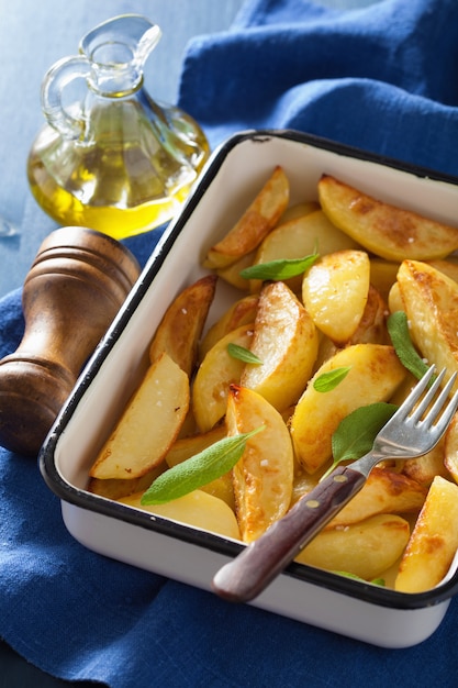 Spicchi di patate al forno in teglia smaltata