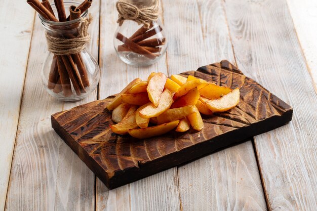 Spicchi di patate al forno sulla tavola di legno