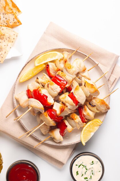 Spiccioli di pollo alla griglia Satay con limone e insalata Kebab con salse