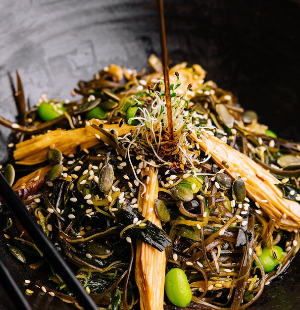 Spicy dish noodles con carne e verdure in wok pan