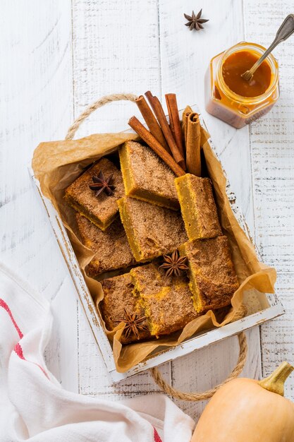 Spicy Pumpkin Cbars Blondie Squares con cannella, anice e caramello. Dolce tradizionale inglese. Vista dall'alto