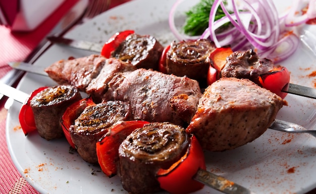 Spiedi delle verdure e della carne di maiale grigliati, concetto sano dell'alimento, fuoco selettivo su fondo di legno Alimento orientale.