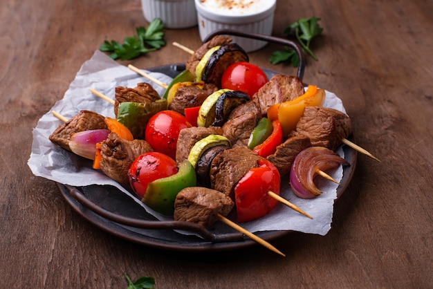 Spiedini alla griglia con funghi di carne e verdure