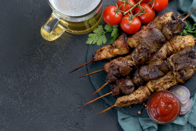 Spiedini alla griglia con prezzemolo e pomodori