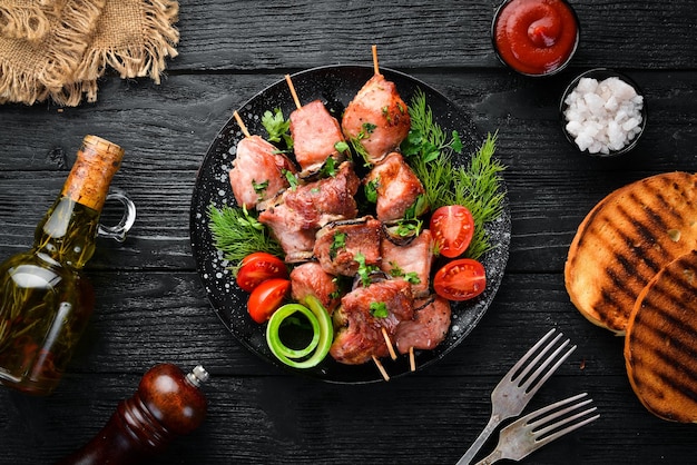 Spiedini con verdure Kebab in un piatto nero Vista dall'alto Spazio per la copia gratuito