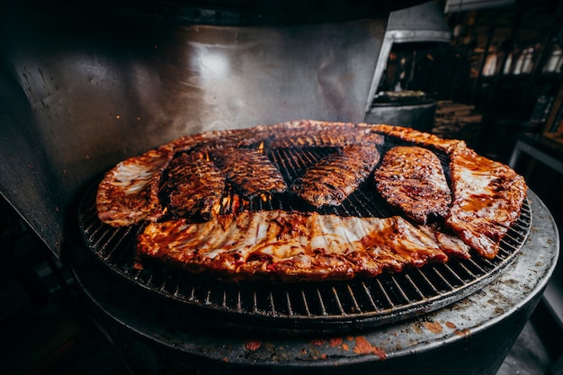 Spiedini di carne alla griglia sulla griglia del barbecue