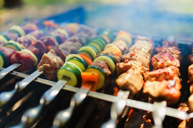 Spiedini di carne e verdure alla brace in natura