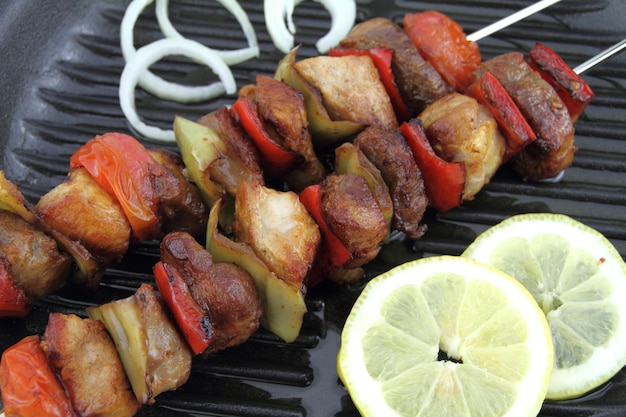 Spiedini di carne e verdure alla griglia