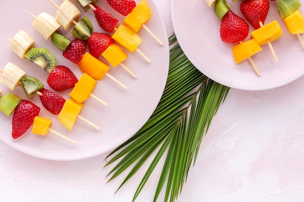 Spiedini di frutta assortiti sani dall'alto