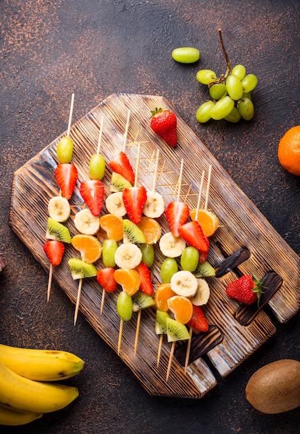 Spiedini di frutta, salutare spuntino estivo