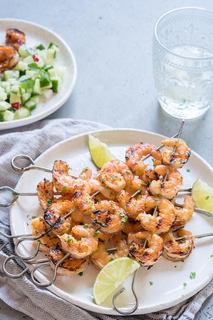 Spiedini di gamberi alla griglia con marinata all'aglio e miele Frutti di mare