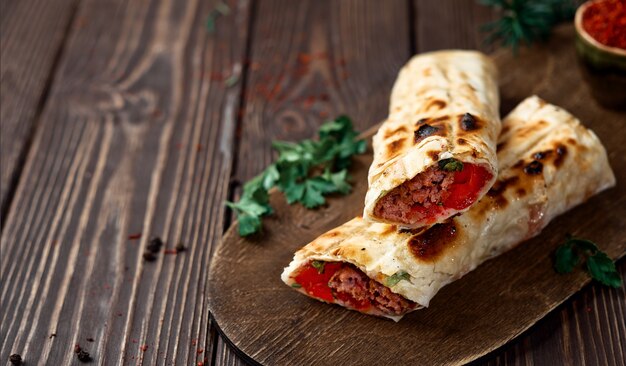 Spiedini di grano duro con pomodori su pita con verdure e spezie