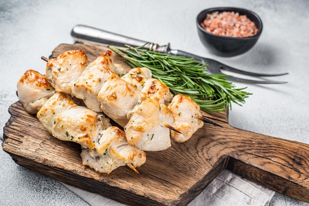 Spiedini di kebab di pollo con cipolla e spezie su tavola di legno Sfondo bianco Vista dall'alto