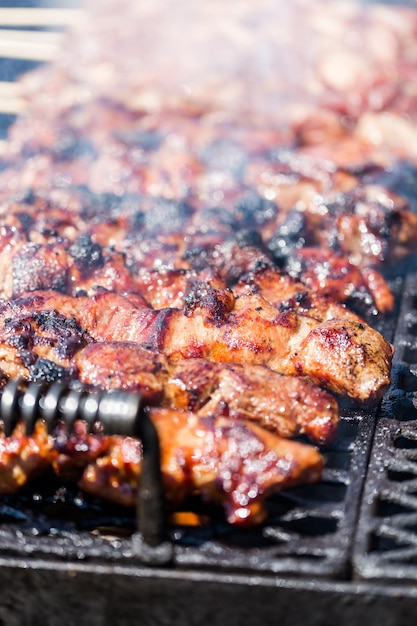 Spiedini di maiale cotti alla griglia del barbecue.