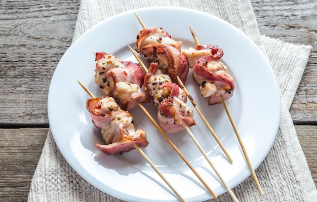 Spiedini di pancetta alla griglia con carne di pollo