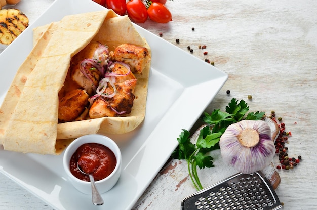 Spiedini di pollo con cipolle in pane pita Spiedini di carne Vista dall'alto