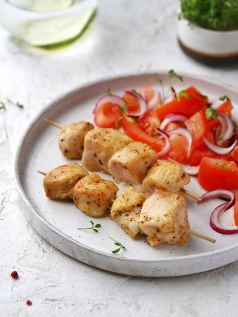 Spiedini di pollo con insalata di pomodori