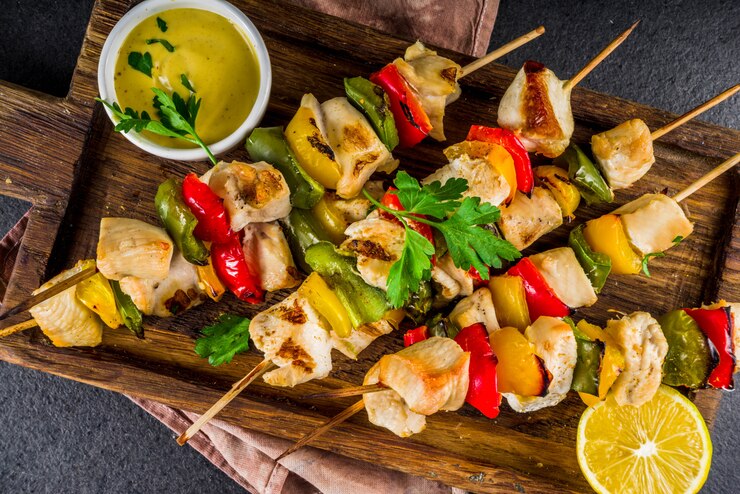 Foto spiedini di pollo con verdure