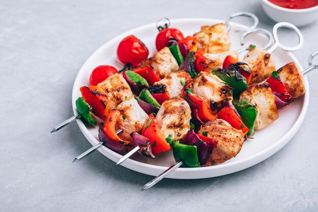 Spiedini di pollo Spiedini di carne alla griglia e barbecue di verdure