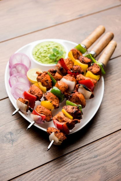 Spiedini di pollo tikka indiano, marinato in spezie e yogurt e arrostito nel tandoor