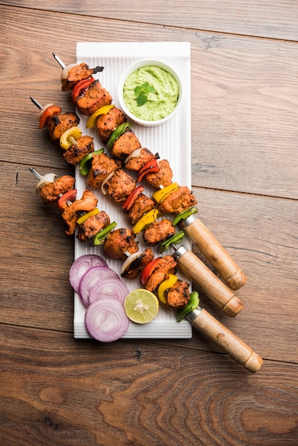 Spiedini di pollo tikka indiano, marinato in spezie e yogurt e arrostito nel tandoor