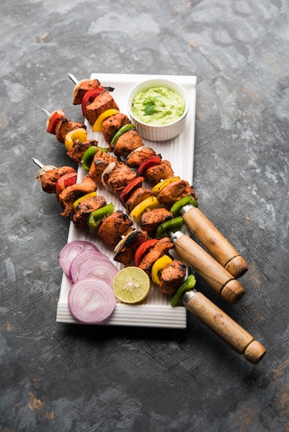 Spiedini di pollo tikka indiano, marinato in spezie e yogurt e arrostito nel tandoor