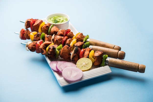 Spiedini di pollo tikka indiano, marinato in spezie e yogurt e arrostito nel tandoor