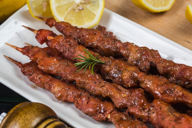 Spiedini di shashlik kebab con salsa rossa