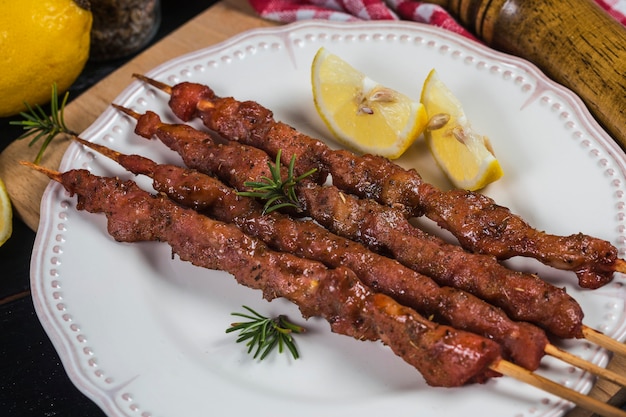 Spiedini di shashlik kebab con salsa rossa