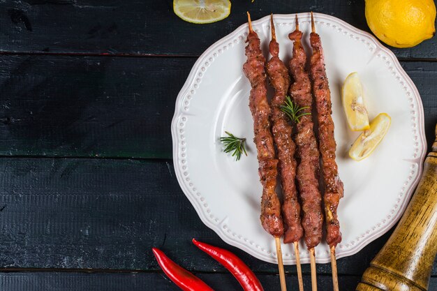 Spiedini di shashlik kebab con salsa rossa