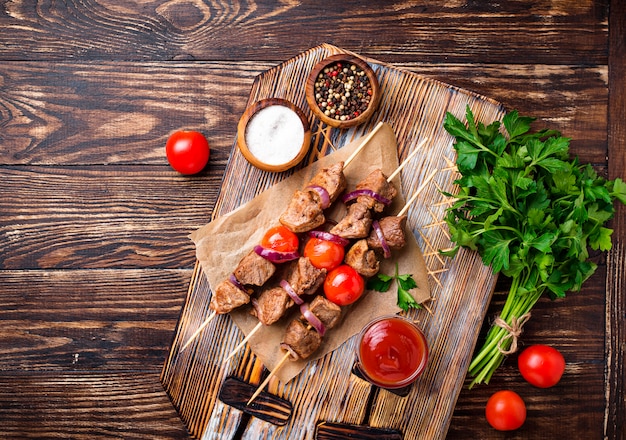 Spiedini di shish kebab alla griglia con pomodori