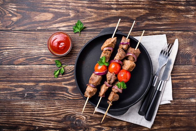 Spiedini di shish kebab alla griglia con pomodori