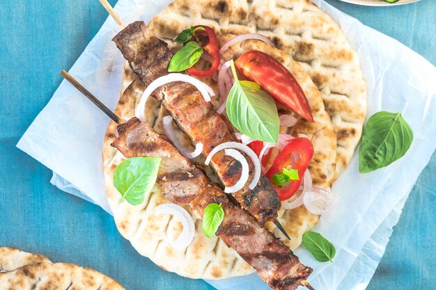 Spiedini di souvlaki di maiale su spiedini con insalata e tzatziki fresco fatto in casa