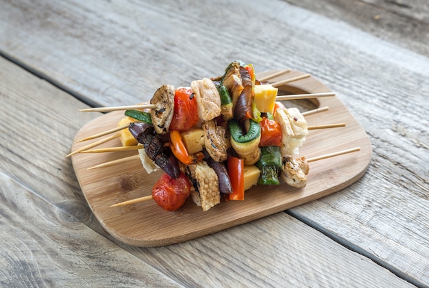 Spiedini di verdure alla griglia sul bordo di legno