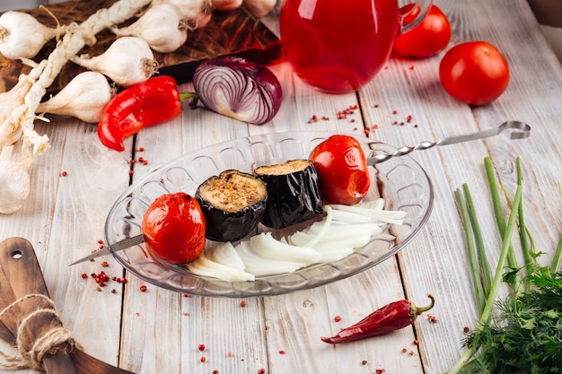 Spiedini di verdure grigliate caucasici con melanzane e pomodori