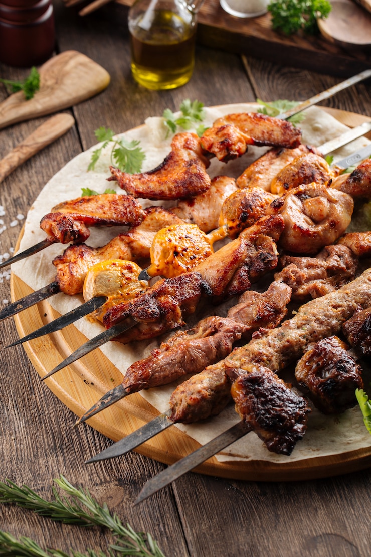 Foto spiedini e kebab caucasici assortiti di shashlik