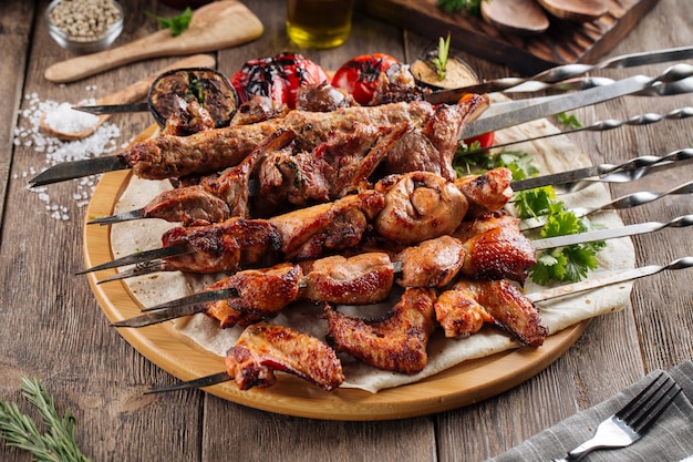 Spiedini e kebab caucasici assortiti di shashlik