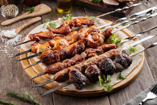 Spiedini e kebab caucasici assortiti di shashlik