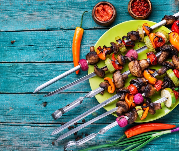 Spiedini vegani sul tavolo di legno