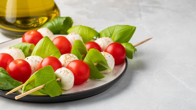 Spiedino con pomodoro, mozzarella e basilico.