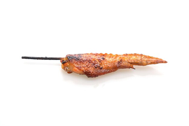 spiedino di ali di pollo alla griglia o barbecue isolato su sfondo bianco