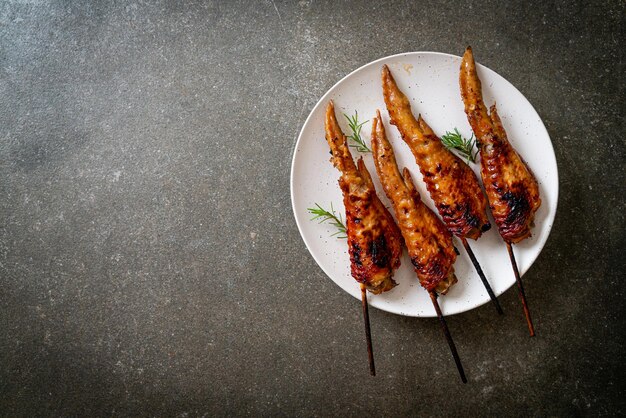 spiedino di ali di pollo alla griglia o barbecue sul piatto