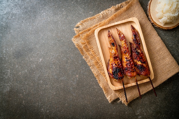 Spiedino di ali di pollo alla griglia sulla piastra