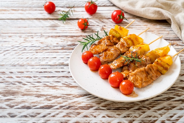 spiedino di carne di maiale alla griglia barbecue sulla piastra