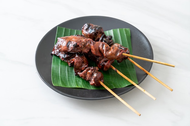 Spiedino di fegato di pollo alla griglia in stile asiatico