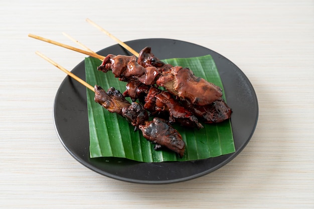 spiedino di fegato di pollo alla griglia - stile asiatico del cibo di strada