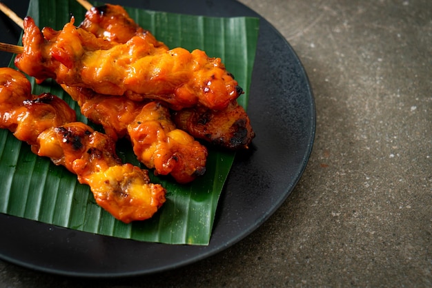 spiedino di pollo alla griglia - stile asiatico del cibo di strada