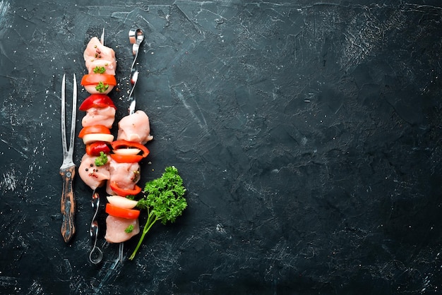 Spiedino di pollo crudo con verdure e spezie Vista dall'alto Spazio libero per il testo Stile rustico