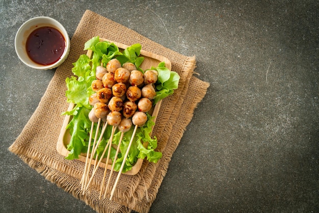 spiedino di polpette grigliate con salsa piccante