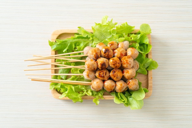 spiedino di polpette grigliate con salsa piccante